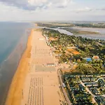 Spacious And Bright Flat Near The Beach - Beahost